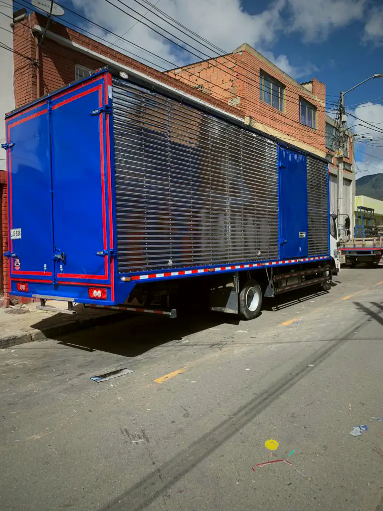 Furgón grande de carrocería azul y metálica