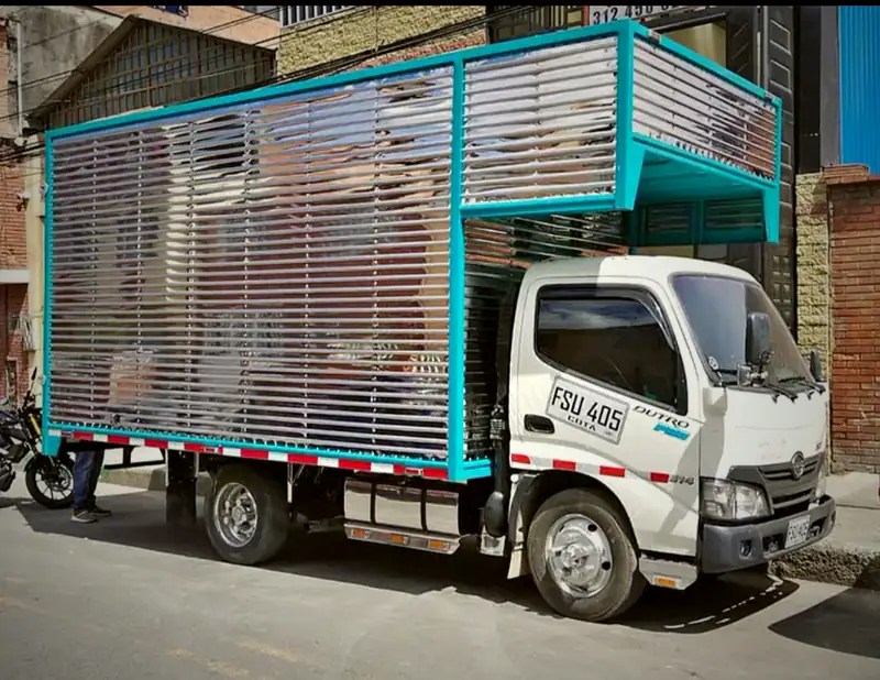 Furgón de carrocería metálica con detalles turquesa